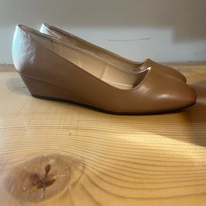 NWOB Adrienne Vittadini Tan Palmer Pump Heels Size 7